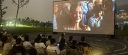 （操逼视频很爽转载）成都秋夜“新耍法”：到公园看坝坝电影